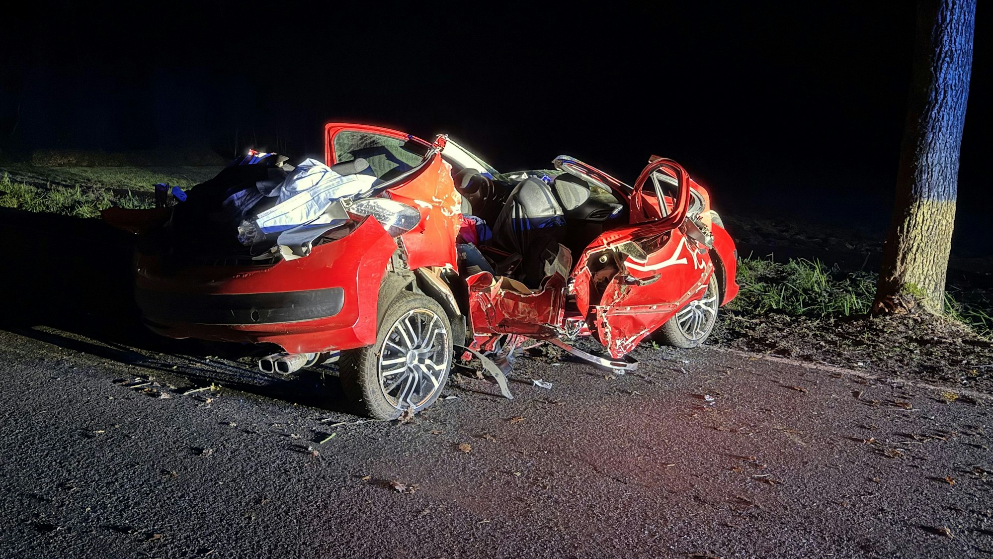 Das Autowrack nach dem Unfall in Westerstede