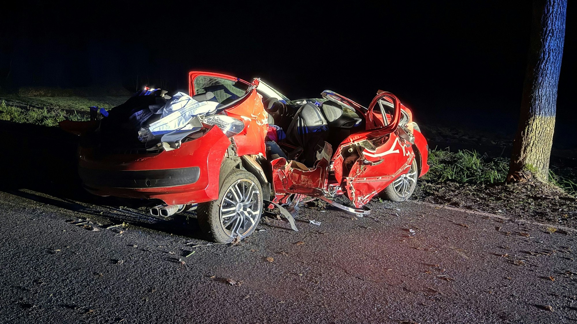 Das Autowrack nach dem Unfall in Westerstede