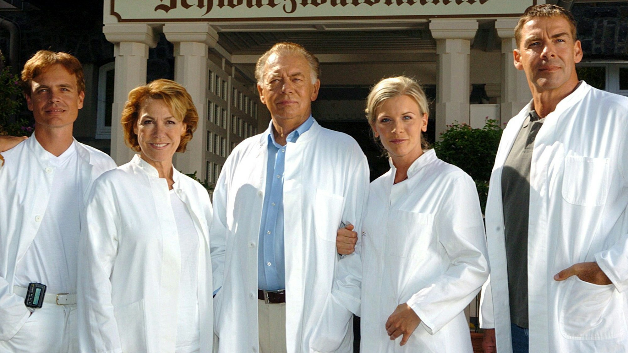 Die Schauspieler Alexander Wussow (l-r), Gaby Dohm, Klausjürgen Wussow, Eva Habermann und Sascha Hehn posieren bei Dreharbeiten für die Jubiläumssendung der Fernsehserie „Die Schwarzwaldklinik“ im Glottertal.
