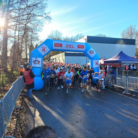 Foto vom Start beim Glühweinlauf 2024 des VfR Marienhagen