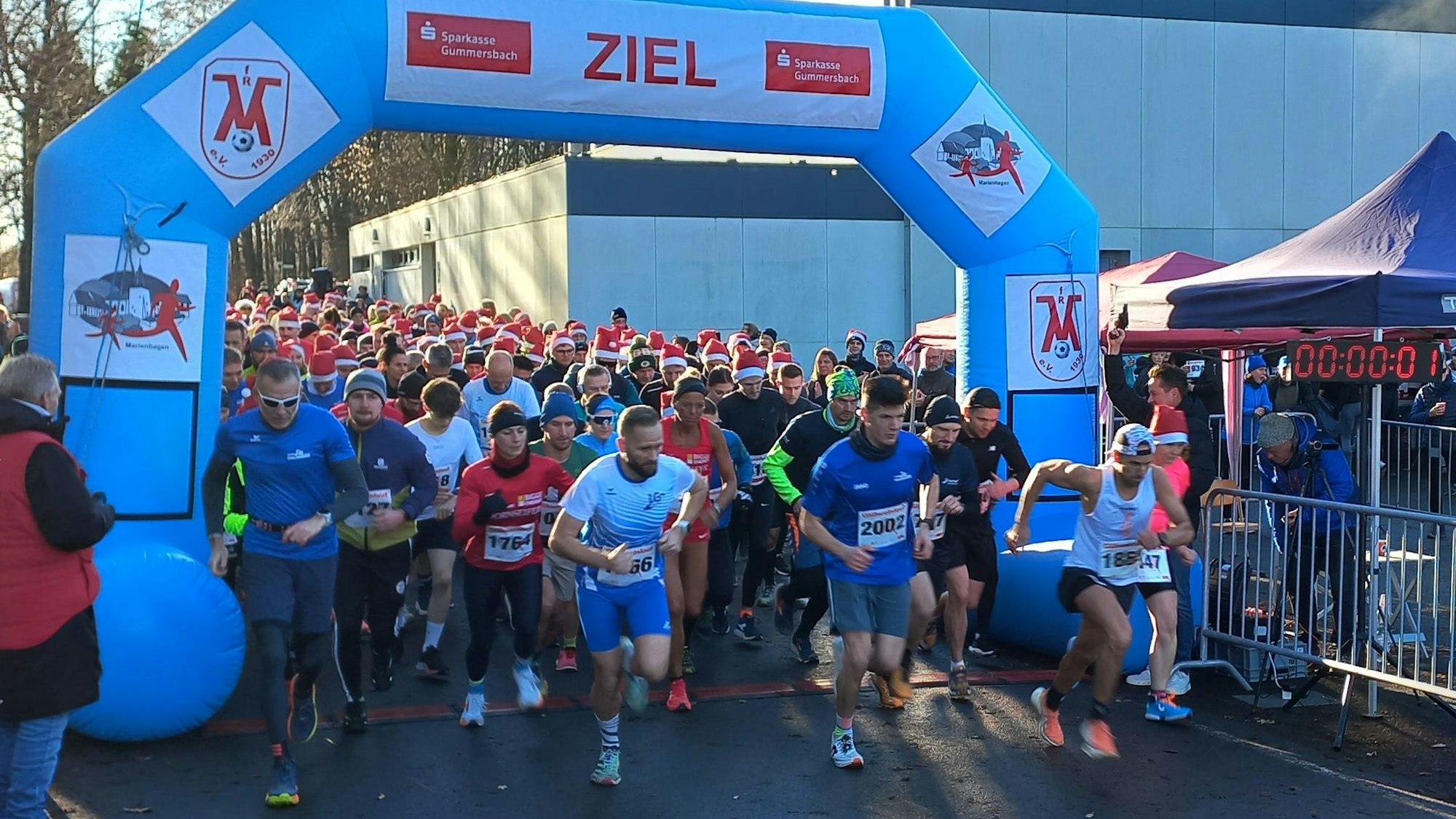 Foto vom Start beim Glühweinlauf 2024 des VfR Marienhagen