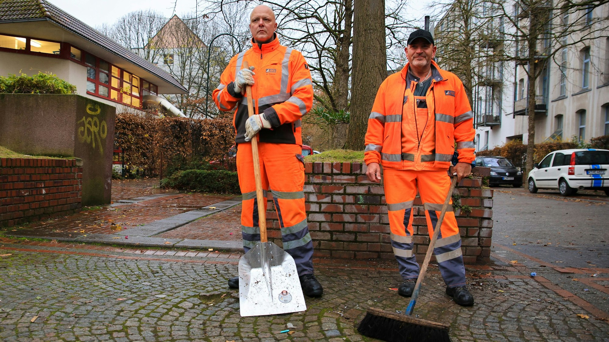 Nach einer halben Stunde sieht es wieder sauber aus in der Wohnstraße in der Südstadt. Happe (l.) und Jablonski haben den illegalen Müll weggeräumt.