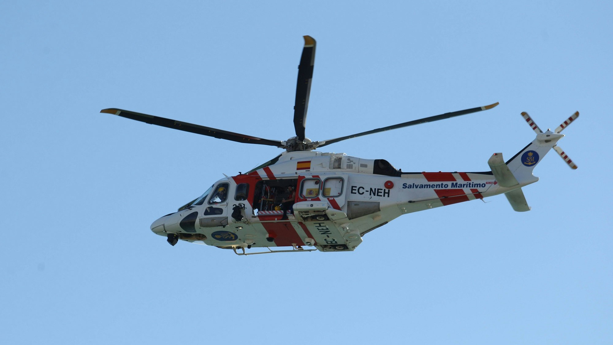 Ein Rettungshubschrauber der spanischen Seenotrettung fliegt über Mallorca. (Symbolbild)