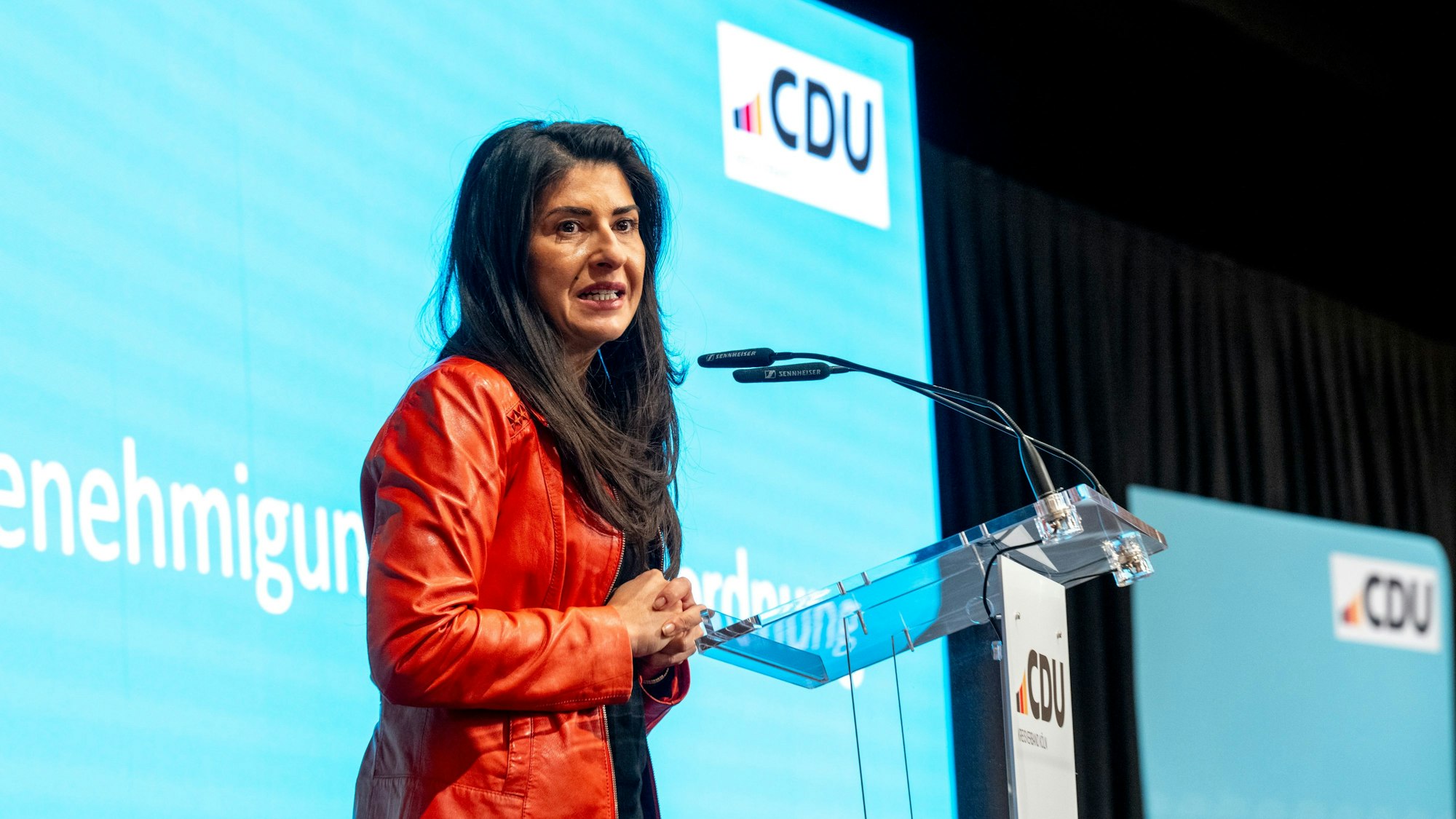 Serap Güler spricht bei der CDU-Mitgliederversammlung.