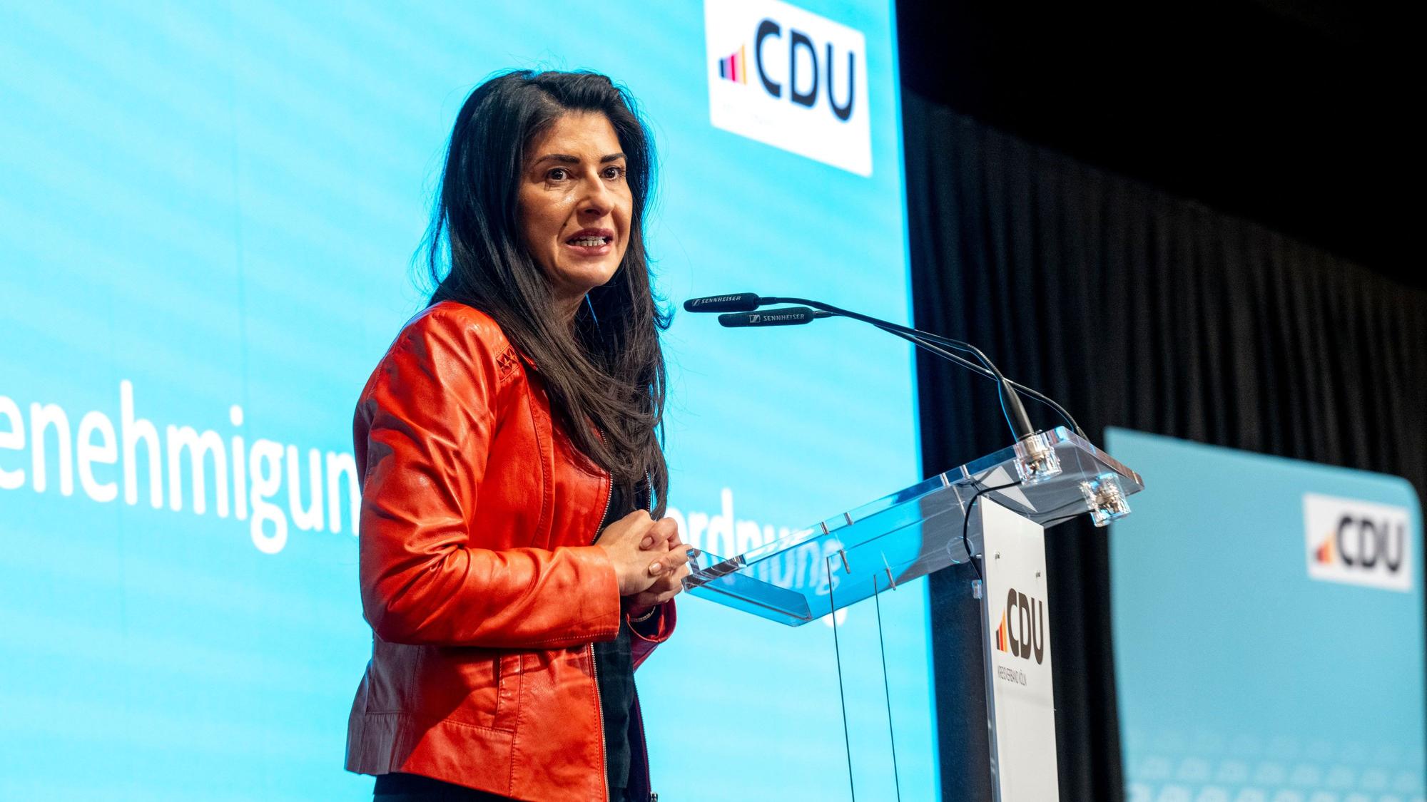 30.11.2024, Köln: Serap Güler spricht bei der CDU- Mitgliederversammlung. Mitgliederversammlung zur
Aufstellung der CDU-Bewerber für die Kommunalwahl 2025
in der kreisfreien Stadt Köln und zur Reihung der Kölner
Bundestagskandidaten für die Landesliste.
Foto: Uwe Weiser