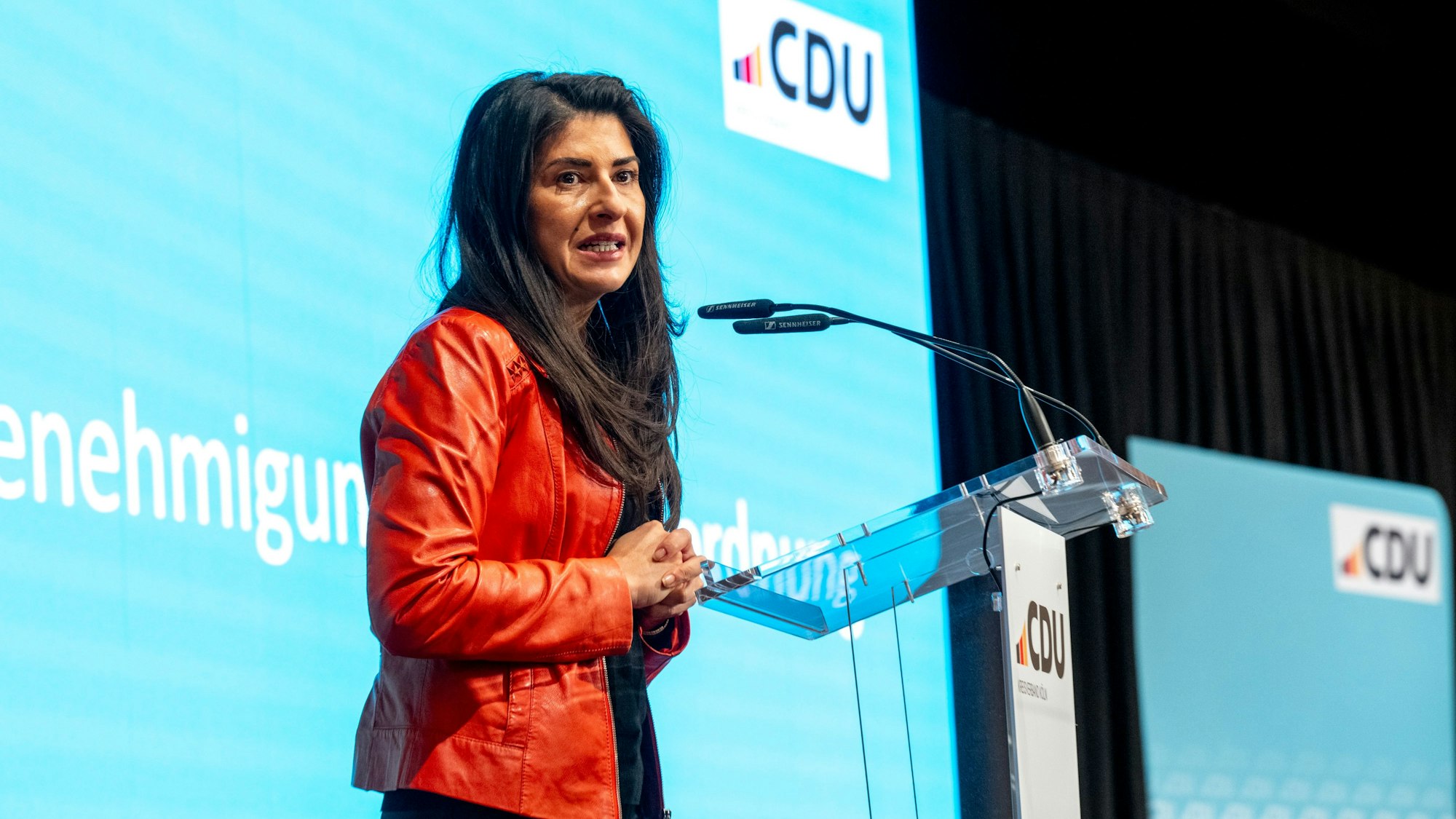 30.11.2024, Köln: Serap Güler spricht bei der CDU- Mitgliederversammlung. Mitgliederversammlung zur
Aufstellung der CDU-Bewerber für die Kommunalwahl 2025
in der kreisfreien Stadt Köln und zur Reihung der Kölner
Bundestagskandidaten für die Landesliste.
Foto: Uwe Weiser