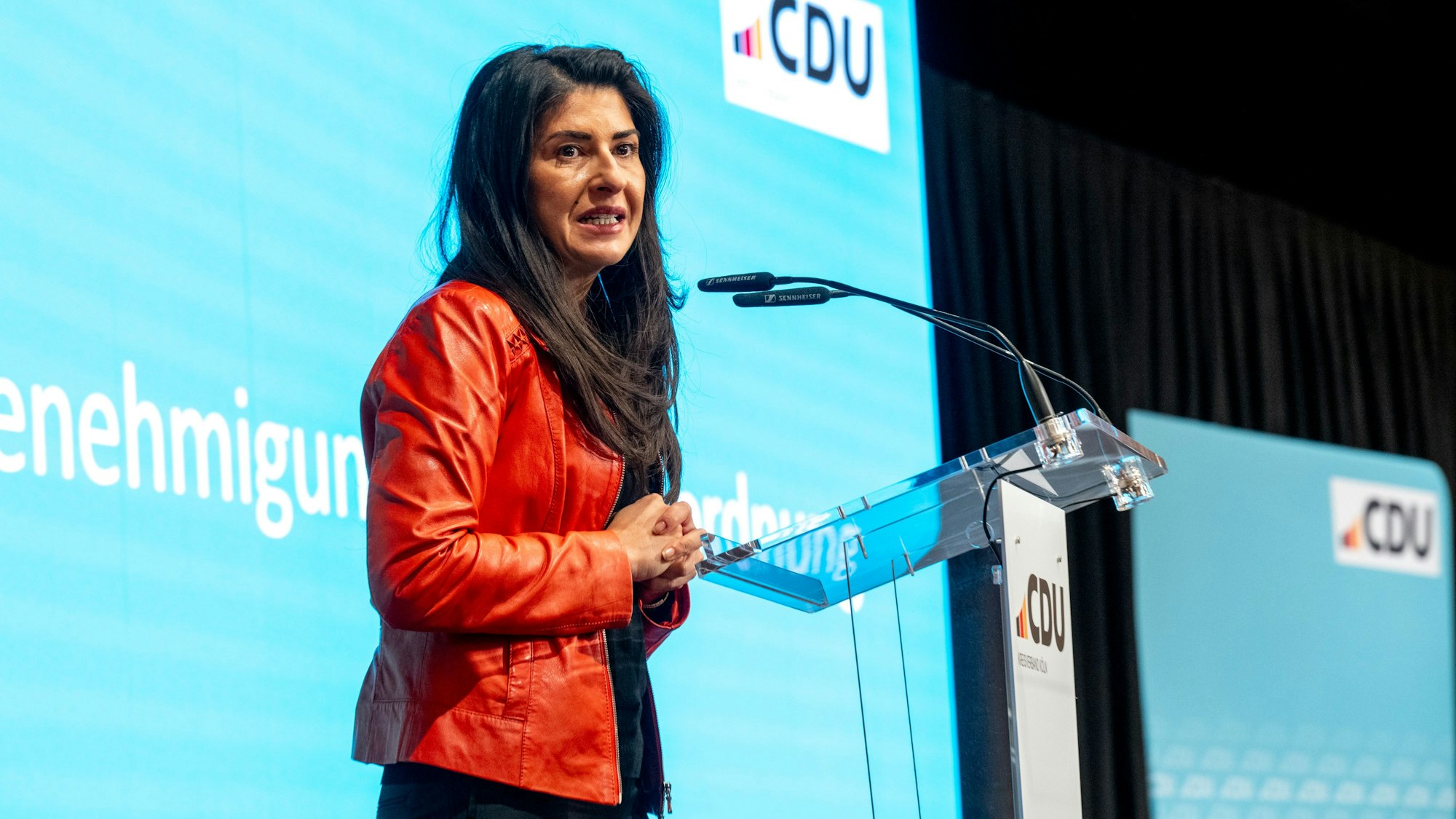 Serap Güler spricht bei der CDU-Mitgliederversammlung.