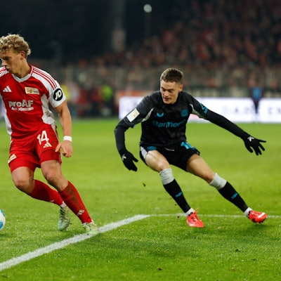 Unions Leopold Querfeld (L)und Leverkusens Florian Wirtz.