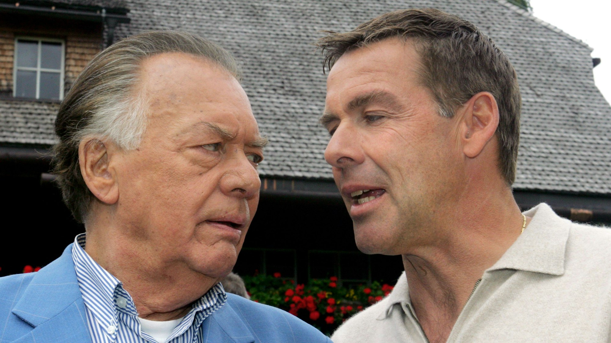 Klausjürgen Wussow (l) und Sascha Hehn unterhalten sich vor der Filmkulisse „Hüsli“ in Grafenhausen-Rothaus.