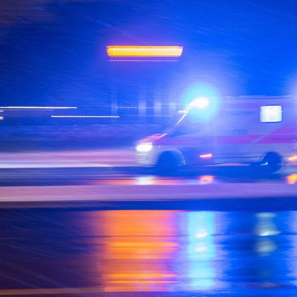 Ein 60-Jähriger ist bei einem Zusammenstoß mit der Kölner Stadtbahn in Köln-Riehl lebensgefährlich verletzt worden. Später starb der Mann. (Symbolbild)