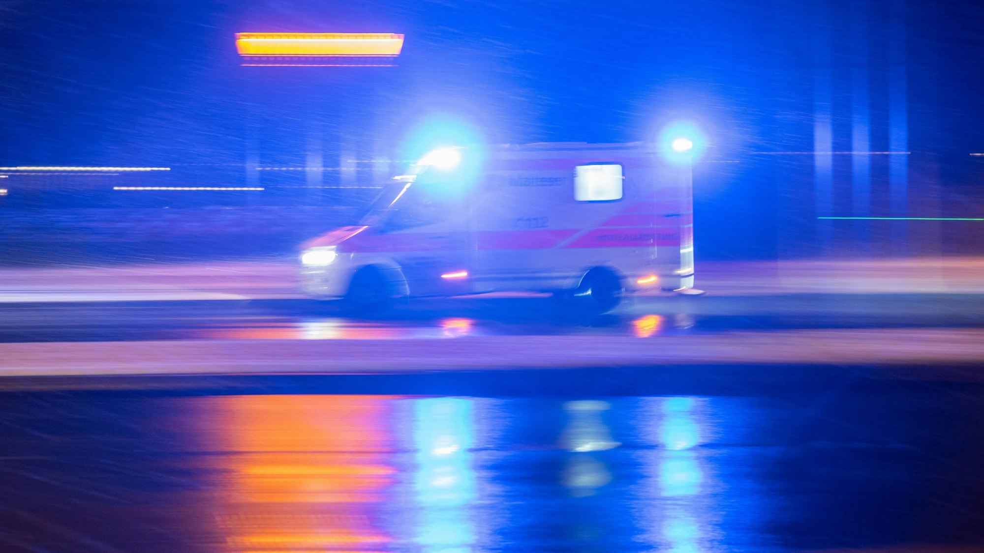 Ein 60-Jähriger ist bei einem Zusammenstoß mit der Kölner Stadtbahn in Köln-Riehl lebensgefährlich verletzt worden. Später starb der Mann. (Symbolbild)