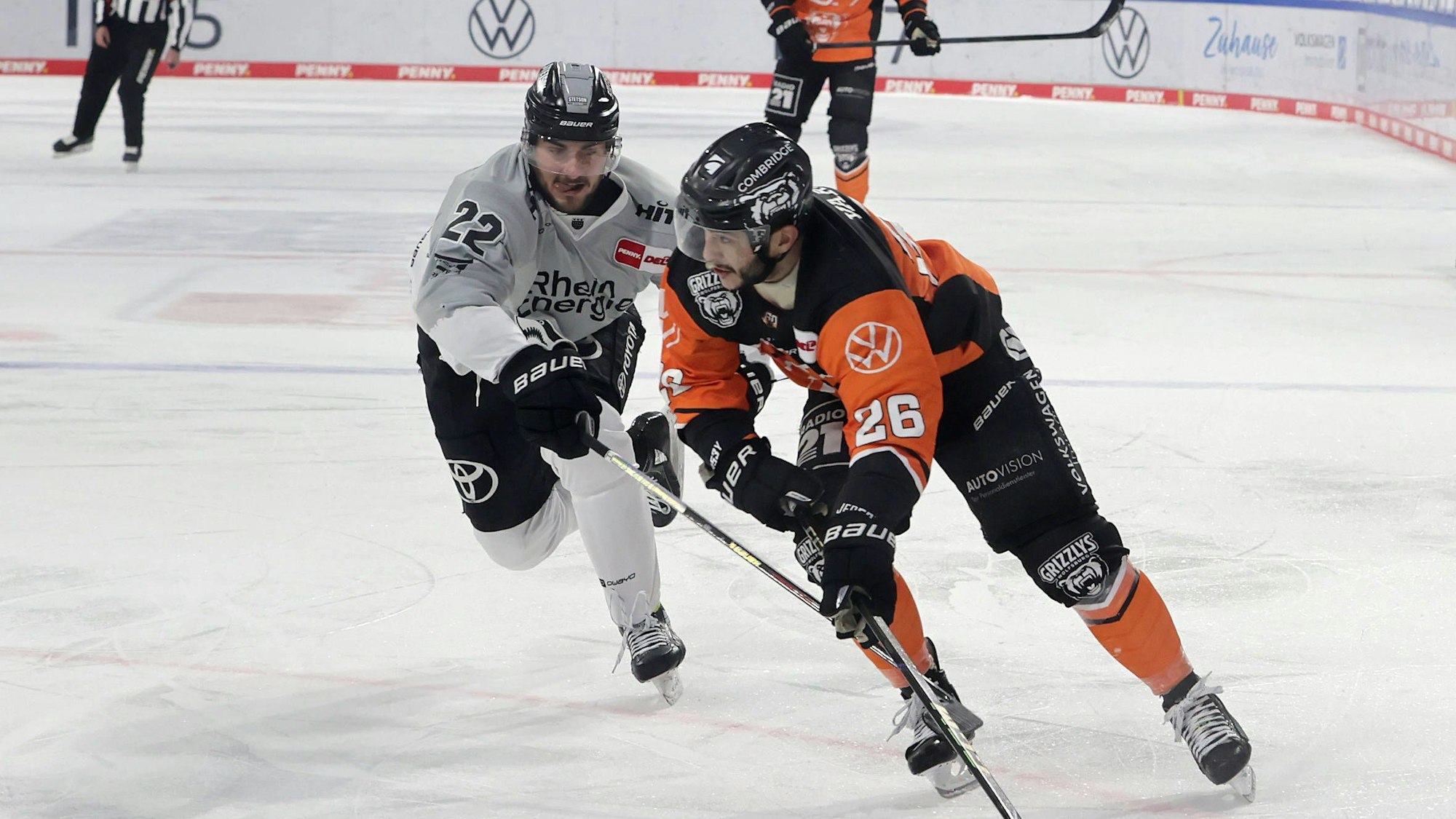 Phil Varone von den Grizzlys Wolfsburg im Duell mit Kölns 22 Maximilian Gloetzel.
