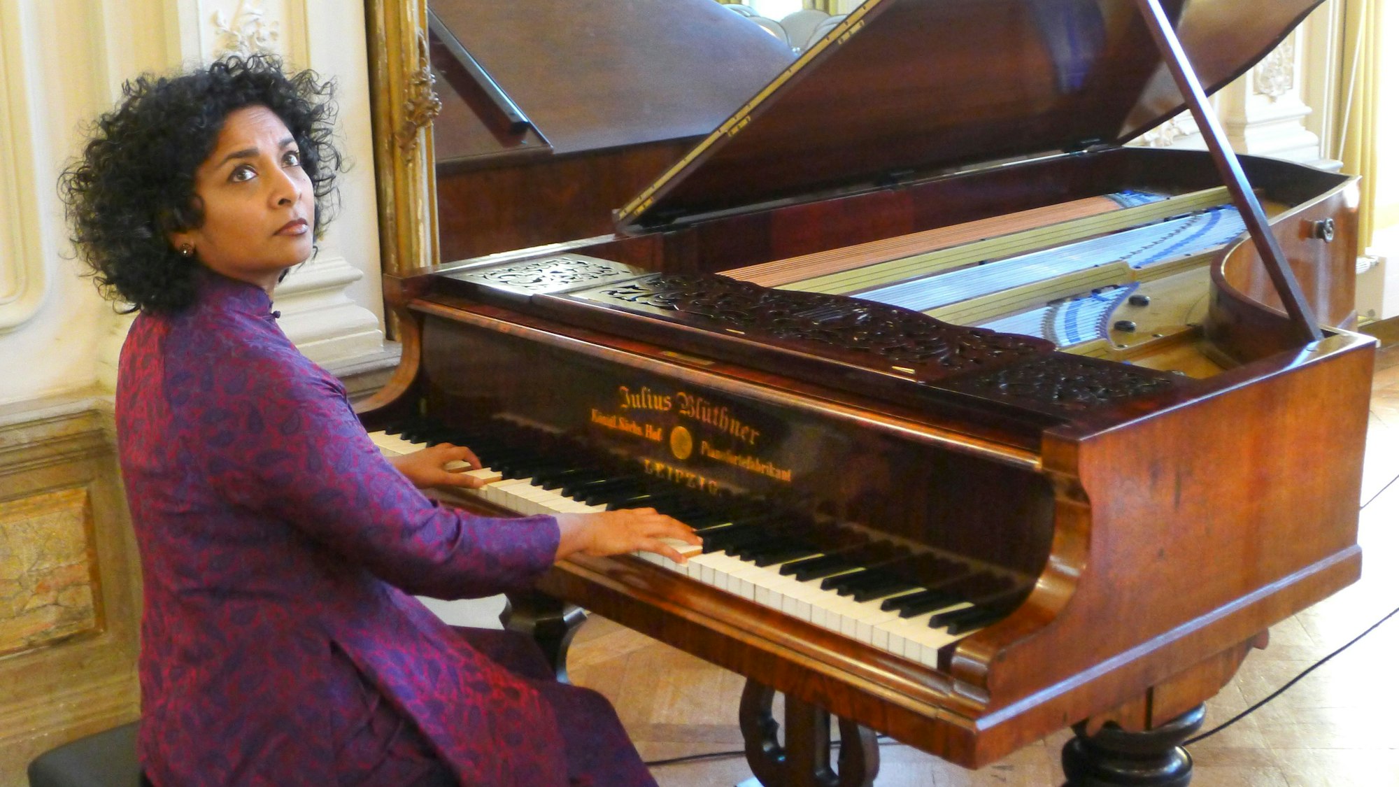 Sheila Arnold und ihr Blüthner Flügel von 1862 im Spiegelsaal in Morsbroich. Foto: Ralf Krieger