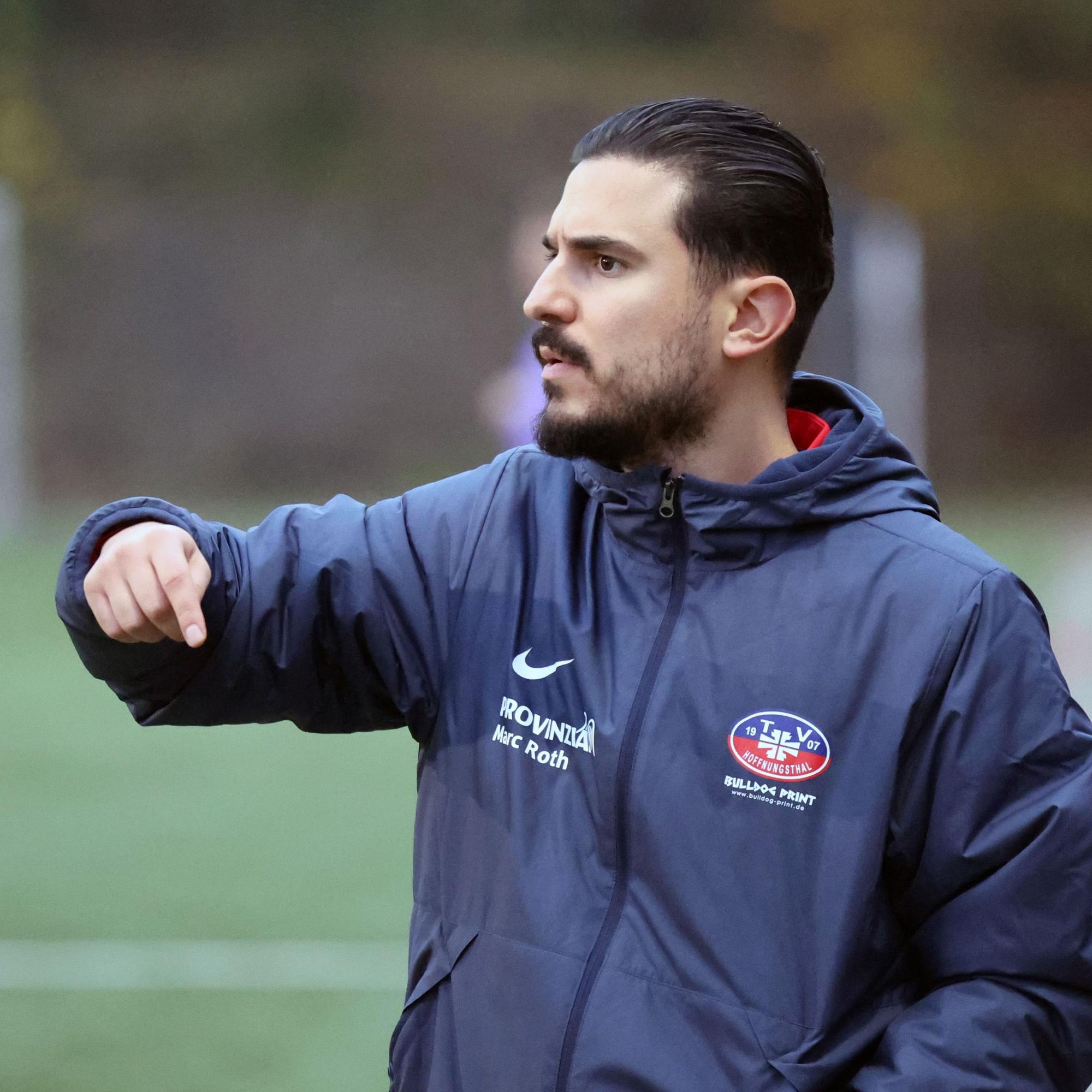 TVH-Trainer Baran Dagdelen im Trainingsanzug