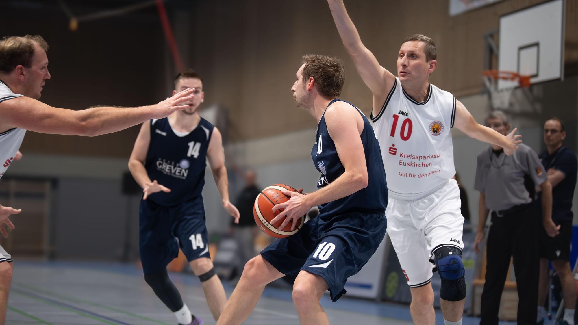 Alex Schöpfer hat den Ball, zwei Gegenspieler bedrängen ihn.