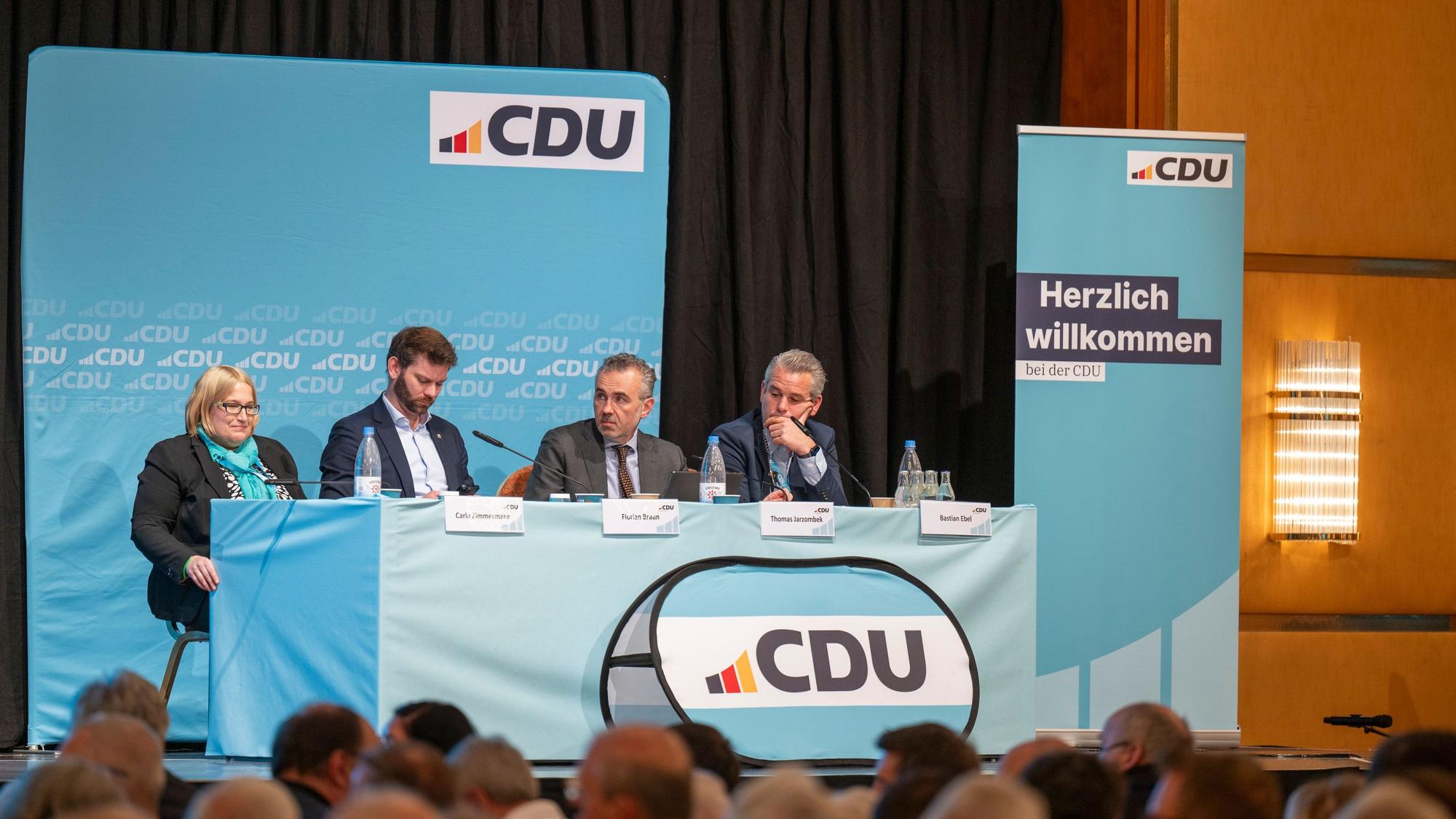 Das Podium mit Sitzungsleiter Florian Braun (2. von links).