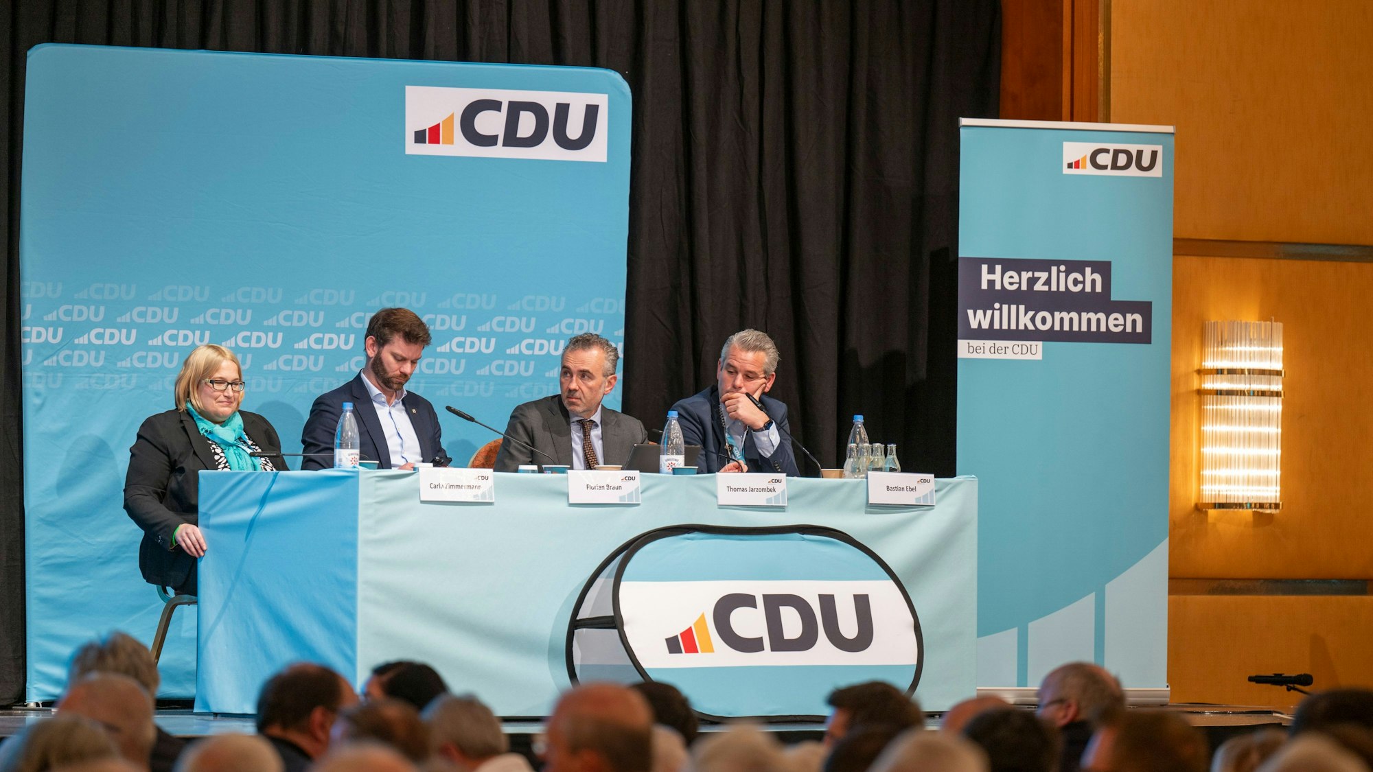 Das Podium mit Sitzungsleiter Florian Braun (2. von links).