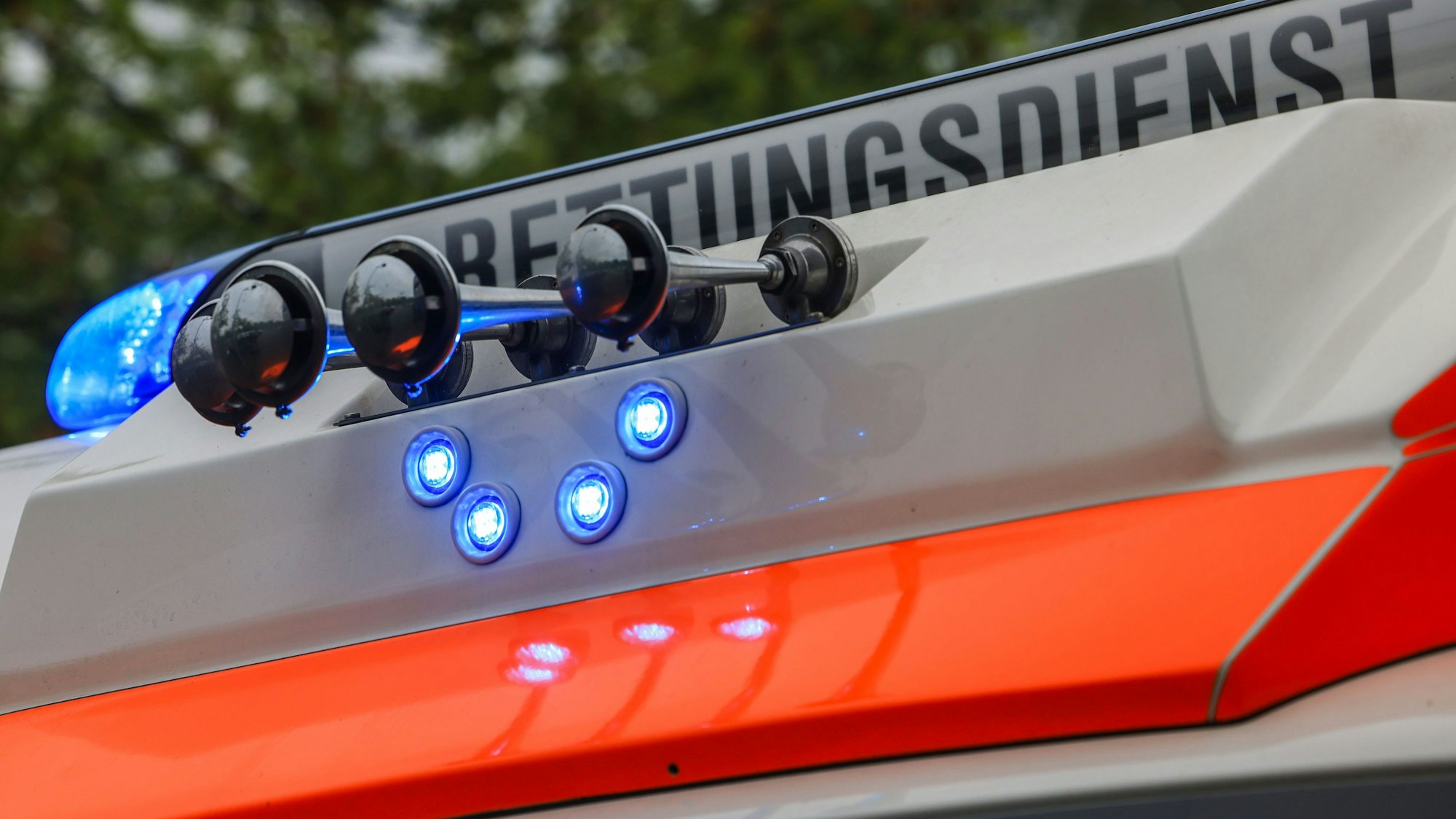 Auf dem Bild sind die Signallichter eines Rettungswagens zu sehen.