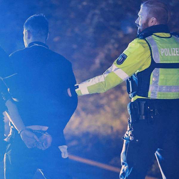Polizisten nehmen einen Lastwagenfahrer auf der Autobahn 1 bei Hagen in Gewahrsam.