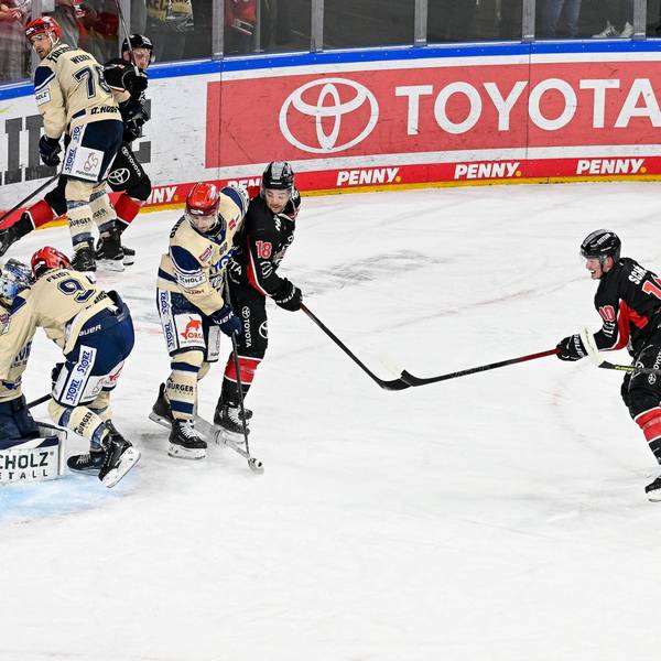 Kölner Haie gegen Schwenninger Wild Wings beim Eishockey.
