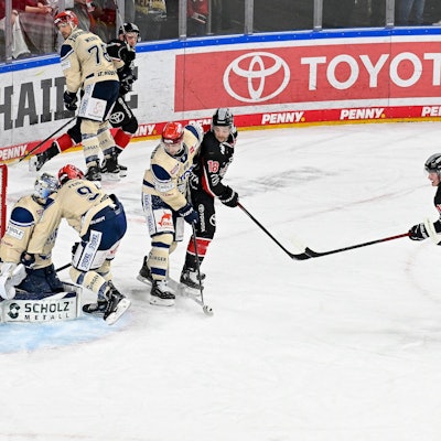 Kölner Haie gegen Schwenninger Wild Wings beim Eishockey.