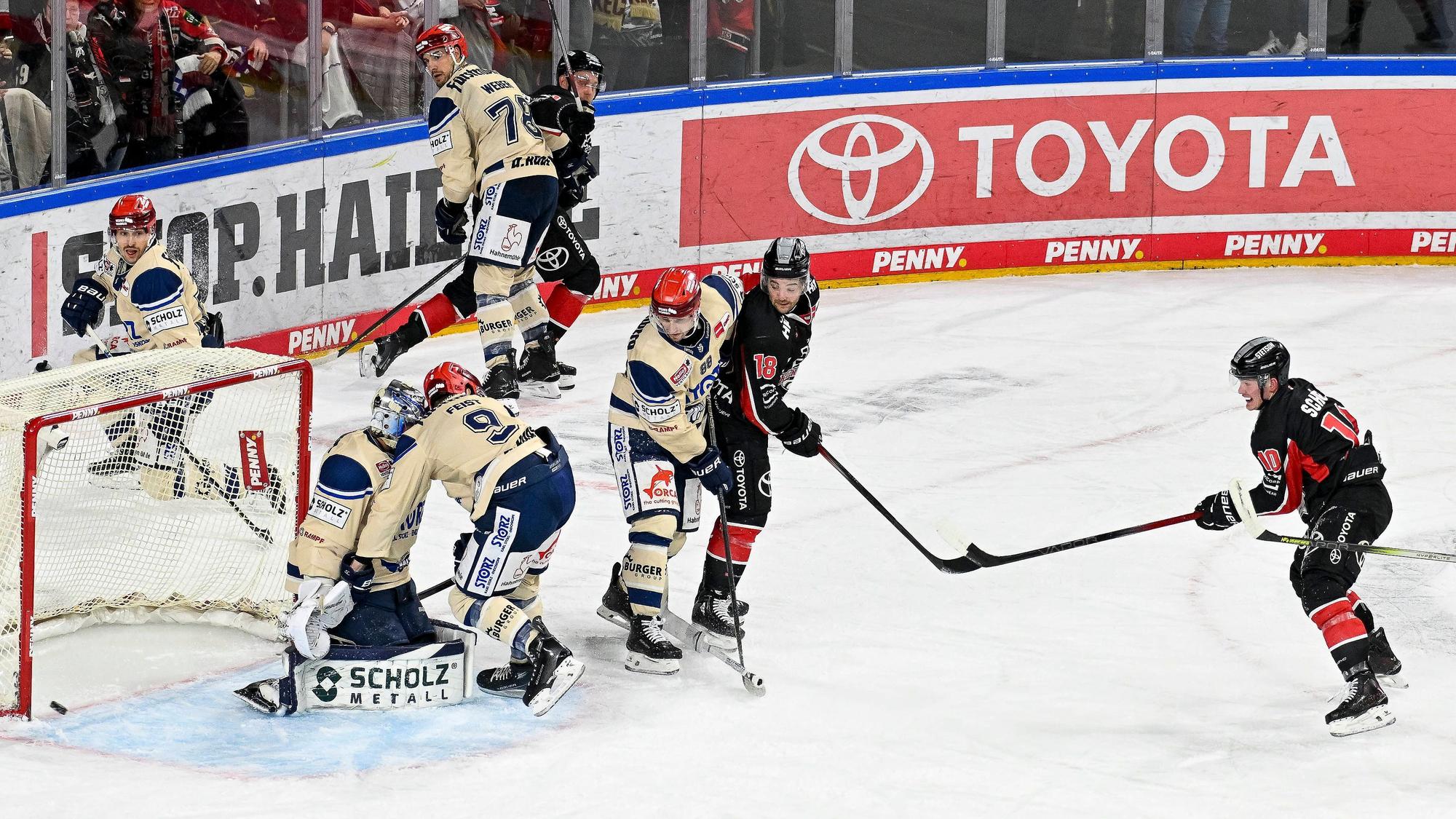 Kölner Haie gegen Schwenninger Wild Wings beim Eishockey.