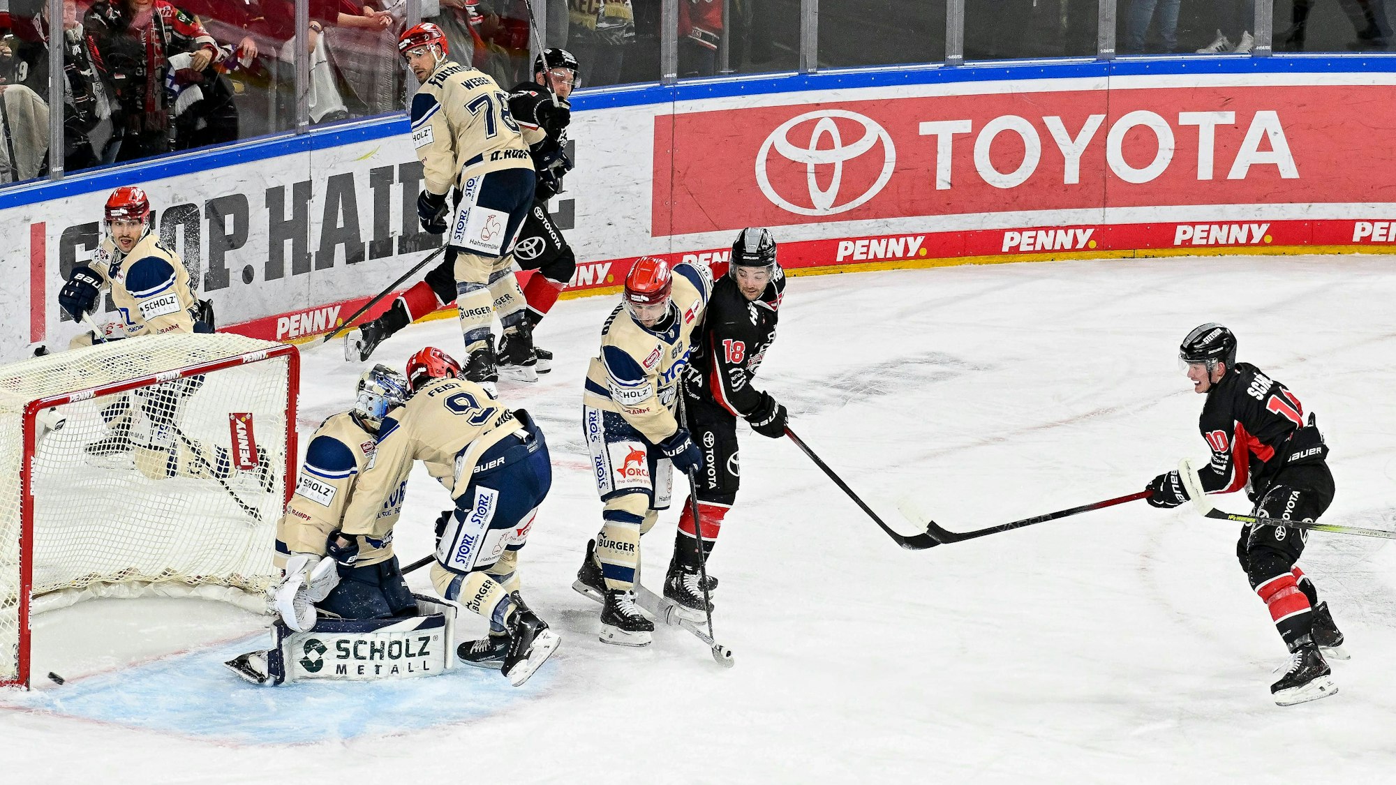 Kölner Haie gegen Schwenninger Wild Wings beim Eishockey.