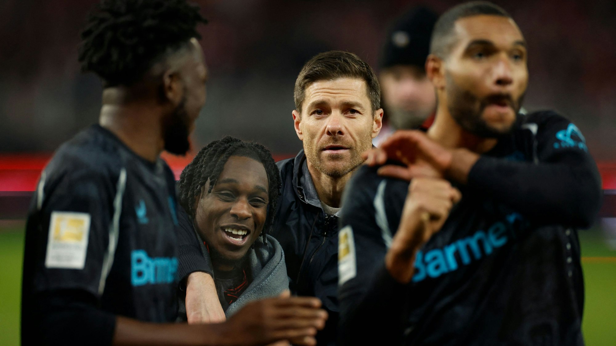 Leverkusens Trainer Xabi Alonso mit Edmond Tapsoba (v.l.), Jeremie Frimpong und Jonathan Tah nach dem Sieg in Berlin.