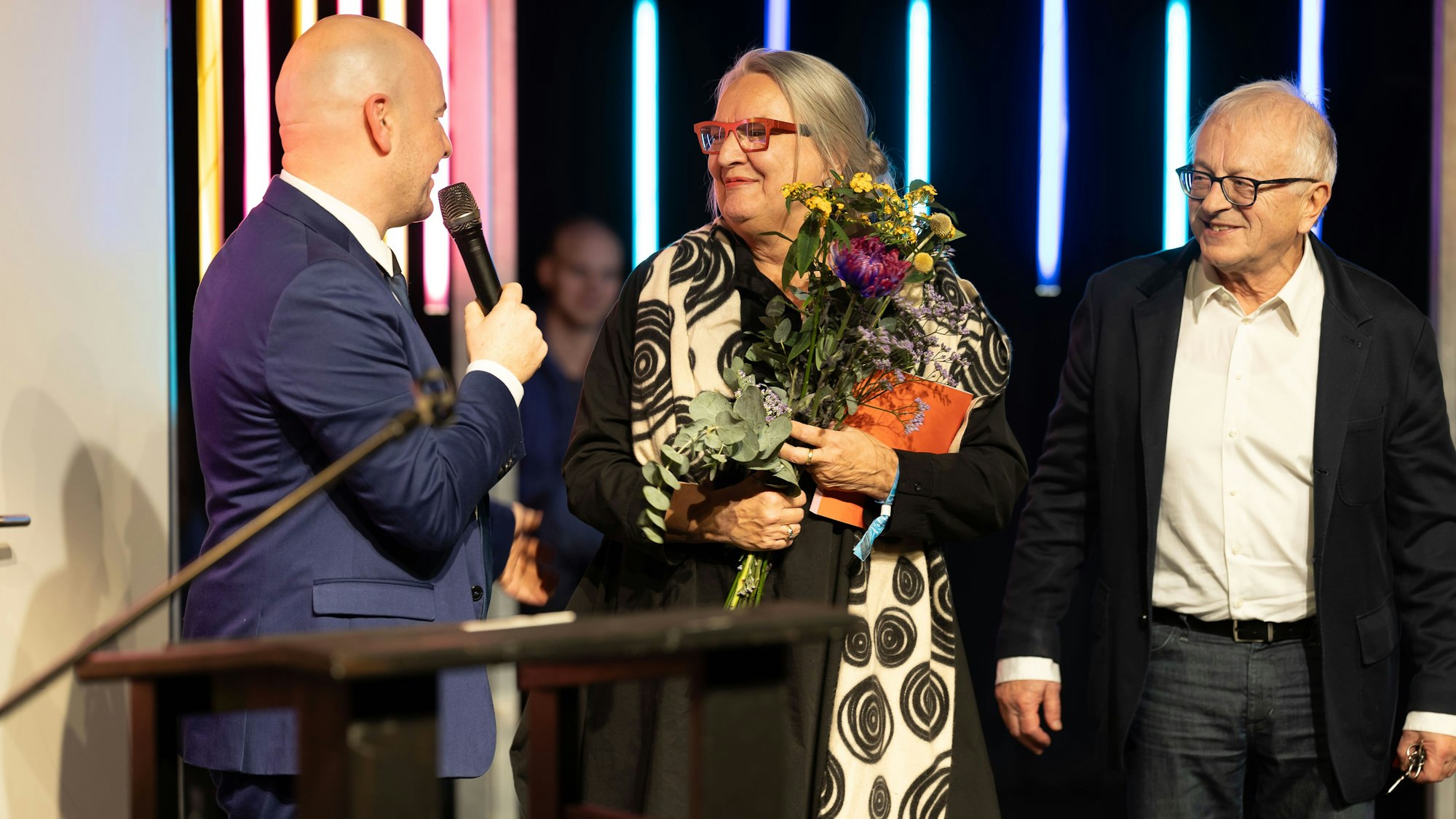 Jutta M. Staerk wurde von der Comedia verabschiedet. Manuel Moser (l.) ist jetzt alleiniger künstlerischer Leiter, rechts neben ihr steht Klaus Schweizer aus der Geschäftsführung der Comedia.