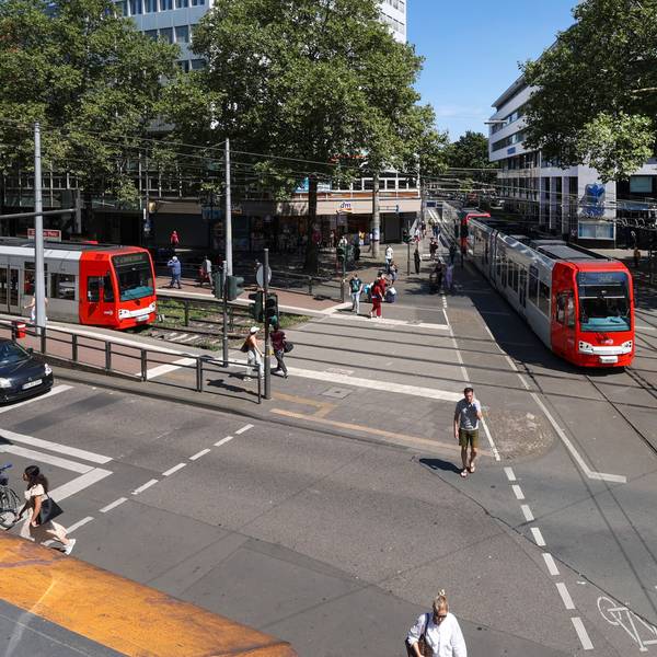 29.07.2024
Köln:
Unfallatlas zeigt: Die zwei gefährlichsten Kreuzungen NRWs befinden sich in Köln. Sehr gefährlich ist der Zülpicher Platz.
Zülpicher Platz/ Jahnstraße/ Hohenstaufenring
Foto: Martina Goyert