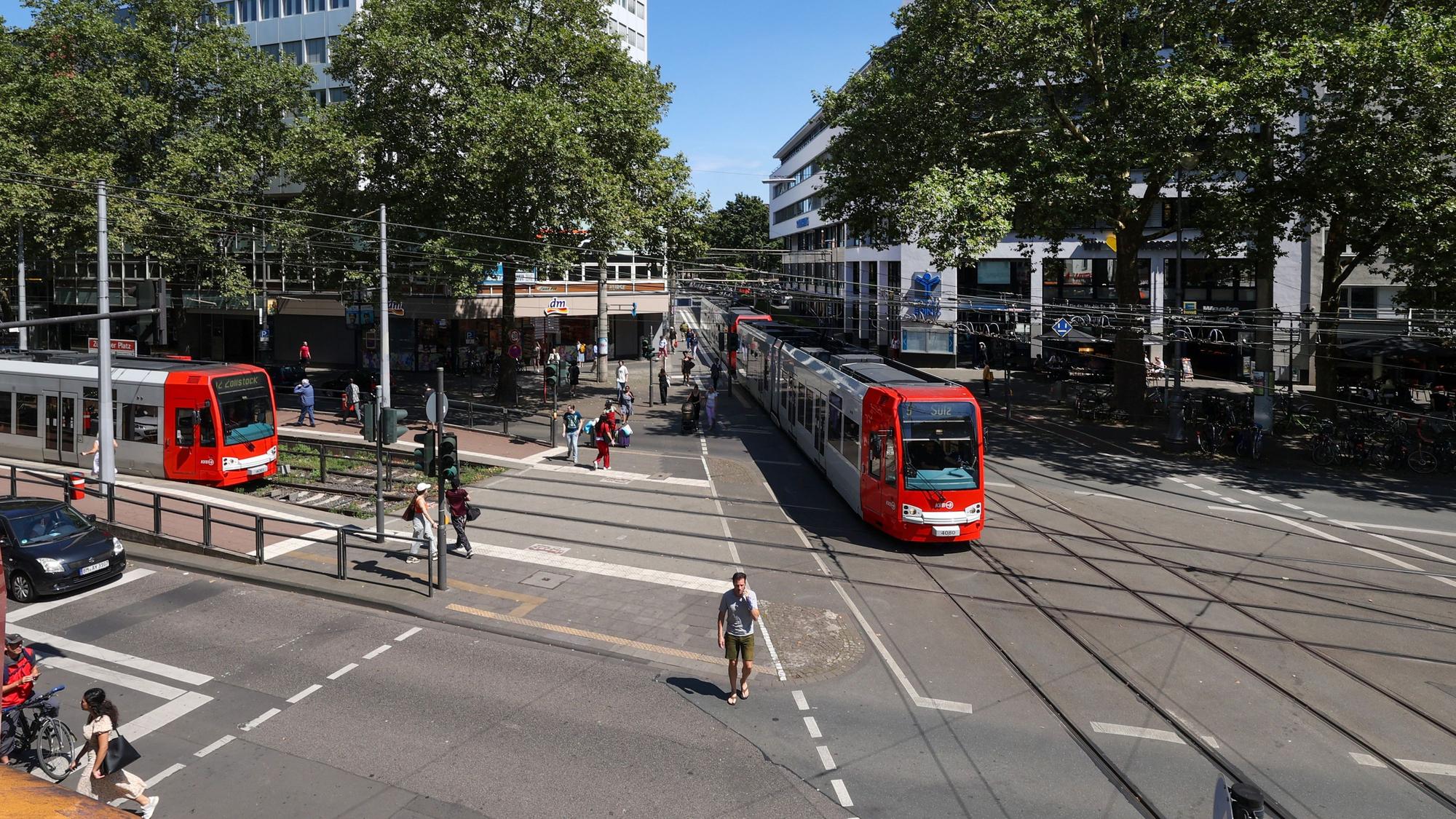 29.07.2024
Köln:
Unfallatlas zeigt: Die zwei gefährlichsten Kreuzungen NRWs befinden sich in Köln. Sehr gefährlich ist der Zülpicher Platz.
Zülpicher Platz/ Jahnstraße/ Hohenstaufenring
Foto: Martina Goyert