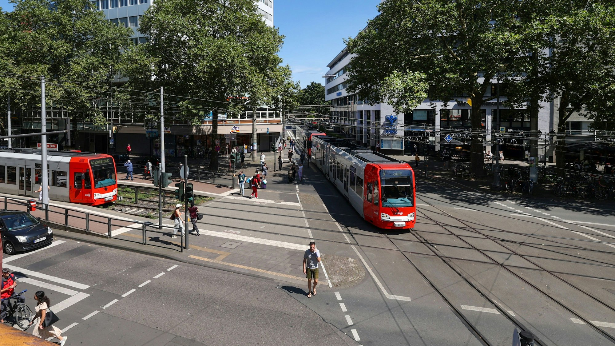 29.07.2024
Köln:
Unfallatlas zeigt: Die zwei gefährlichsten Kreuzungen NRWs befinden sich in Köln. Sehr gefährlich ist der Zülpicher Platz.
Zülpicher Platz/ Jahnstraße/ Hohenstaufenring
Foto: Martina Goyert