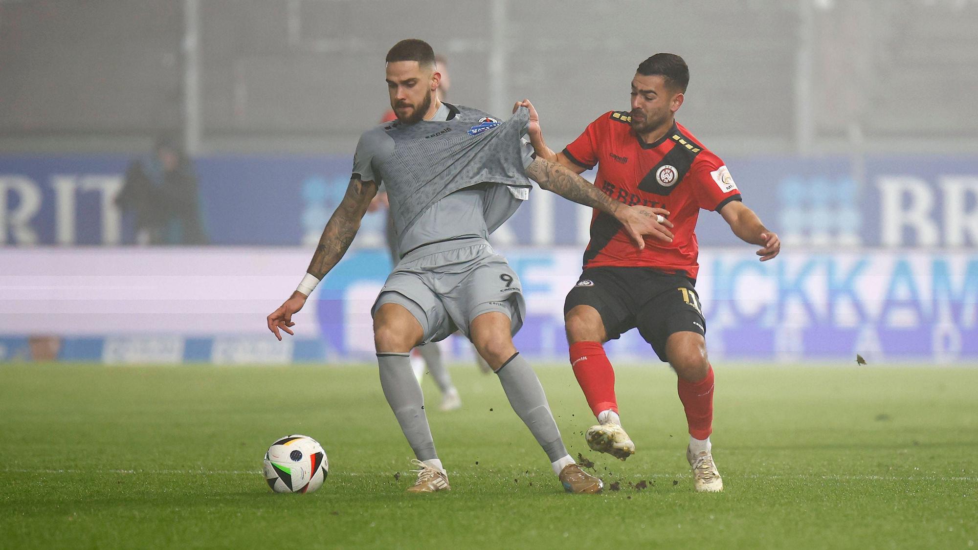 01.12.2024, xavx, Fussball 3.Liga, SV Wehen Wiesbaden - FC Viktoria Köln emspor, v.l. Lex-Tyger Lobinger FC Viktoria Köln, Tarik Gözüsirin SV Wehen Wiesbaden DFL/DFB REGULATIONS PROHIBIT ANY USE OF PHOTOGRAPHS as IMAGE SEQUENCES and/or QUASI-VIDEO Wiesbaden *** 01 12 2024, xavx, Fussball 3 Liga, SV Wehen Wiesbaden FC Viktoria Köln emspor, v l Lex Tyger Lobinger FC Viktoria Köln , Tarik Gözüsirin SV Wehen Wiesbaden DFL DFB REGULATIONS PROHIBIT ANY USE OF PHOTOGRAPHS as IMAGE SEQUENCES and or QUASI VIDEO Wiesbaden