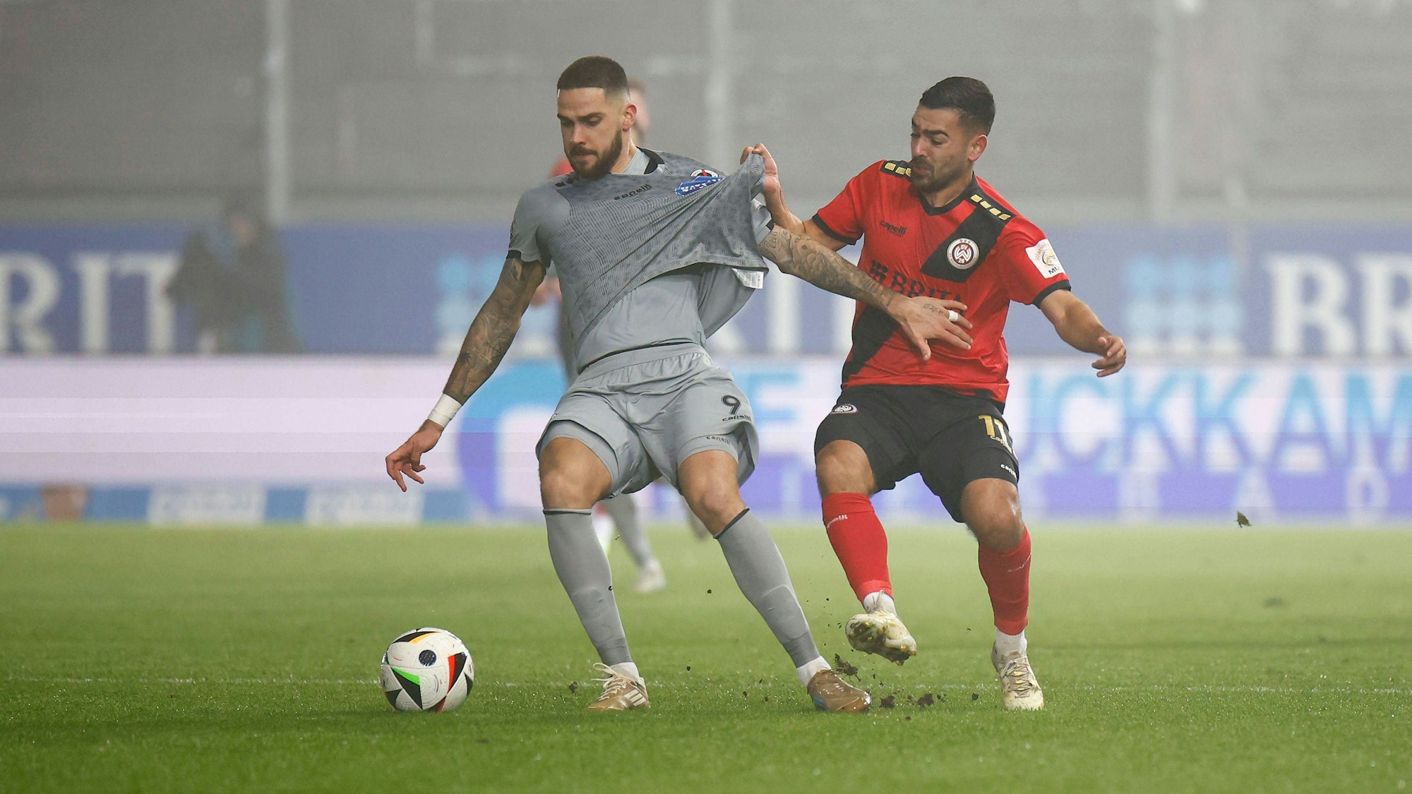 01.12.2024, xavx, Fussball 3.Liga, SV Wehen Wiesbaden - FC Viktoria Köln emspor, v.l. Lex-Tyger Lobinger FC Viktoria Köln, Tarik Gözüsirin SV Wehen Wiesbaden DFL/DFB REGULATIONS PROHIBIT ANY USE OF PHOTOGRAPHS as IMAGE SEQUENCES and/or QUASI-VIDEO Wiesbaden *** 01 12 2024, xavx, Fussball 3 Liga, SV Wehen Wiesbaden FC Viktoria Köln emspor, v l Lex Tyger Lobinger FC Viktoria Köln , Tarik Gözüsirin SV Wehen Wiesbaden DFL DFB REGULATIONS PROHIBIT ANY USE OF PHOTOGRAPHS as IMAGE SEQUENCES and or QUASI VIDEO Wiesbaden