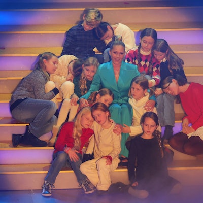 Helene Fischer mit Kindern auf der Bühne.