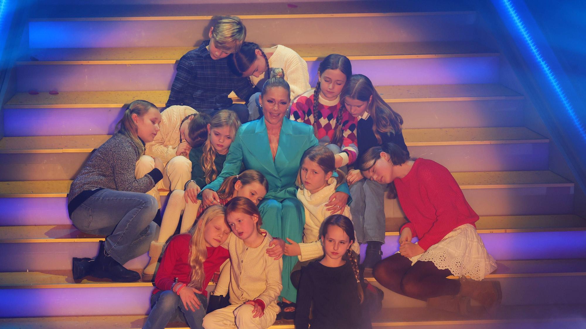 Helene Fischer mit Kindern auf der Bühne.