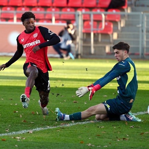 01.12.2024, Fussball-A-Jugend-Bayer 04 Leverkusen -
Borussia Mönchengladbach
links: Jeremiah Mensah (Bayer) scheiter an TW: Giutaj (Gladb)
Foto: Uli Herhaus