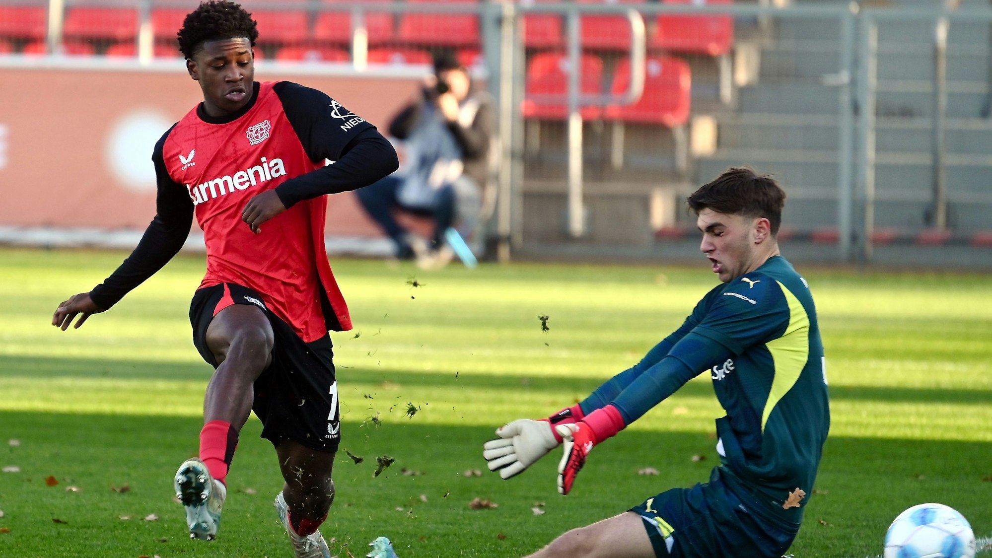01.12.2024, Fussball-A-Jugend-Bayer 04 Leverkusen -
Borussia Mönchengladbach
links: Jeremiah Mensah (Bayer) scheiter an TW: Giutaj (Gladb)
Foto: Uli Herhaus