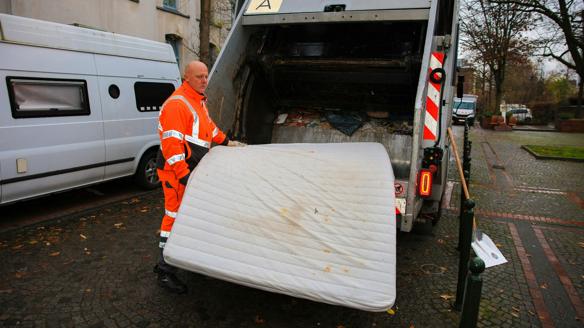 27.11.2024, Köln:AWB Littering Team. Georg Happe .Foto:Dirk Borm