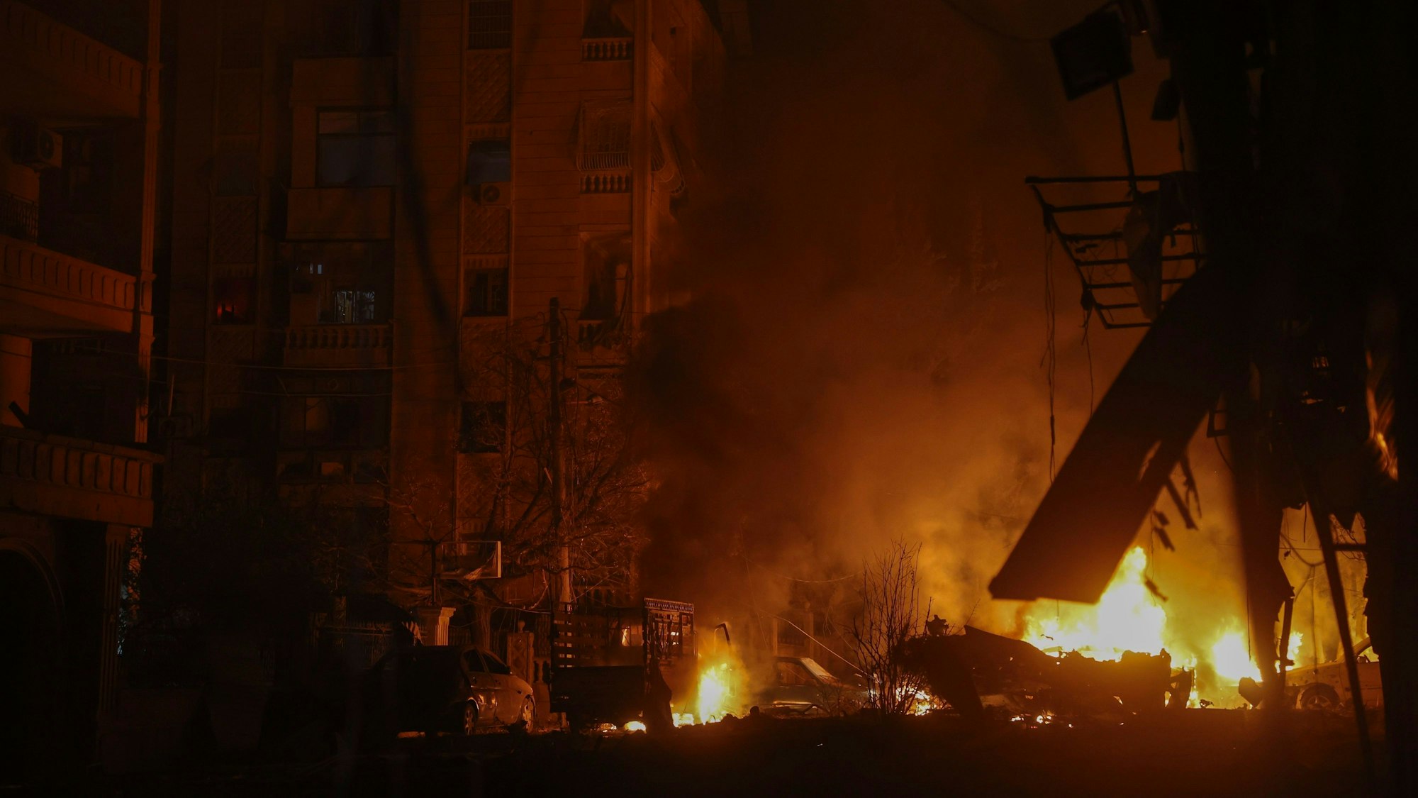 Fahrzeuge brennen nach einem Luftangriff auf Oppositionskämpfer in Aleppo. Islamistische Rebellen erobern in Zuge ihrer überraschenden Offensive immer mehr Gebiete in Syrien. (Archivbild)