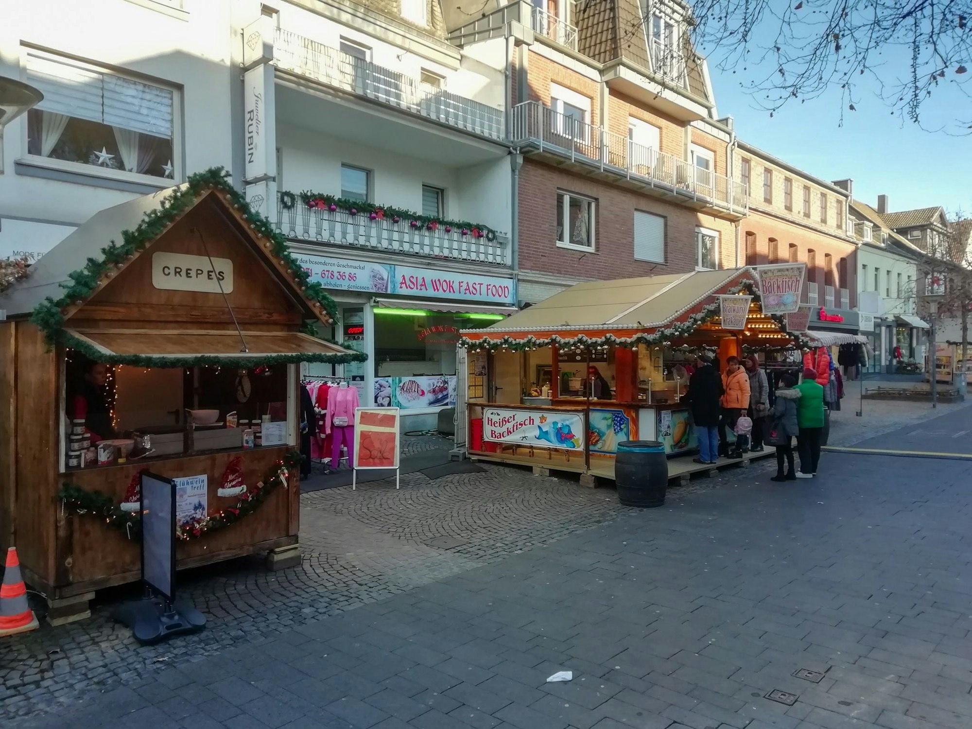 Zu sehen ist ein nahezu menschenleerer Weihnachtsmarkt.