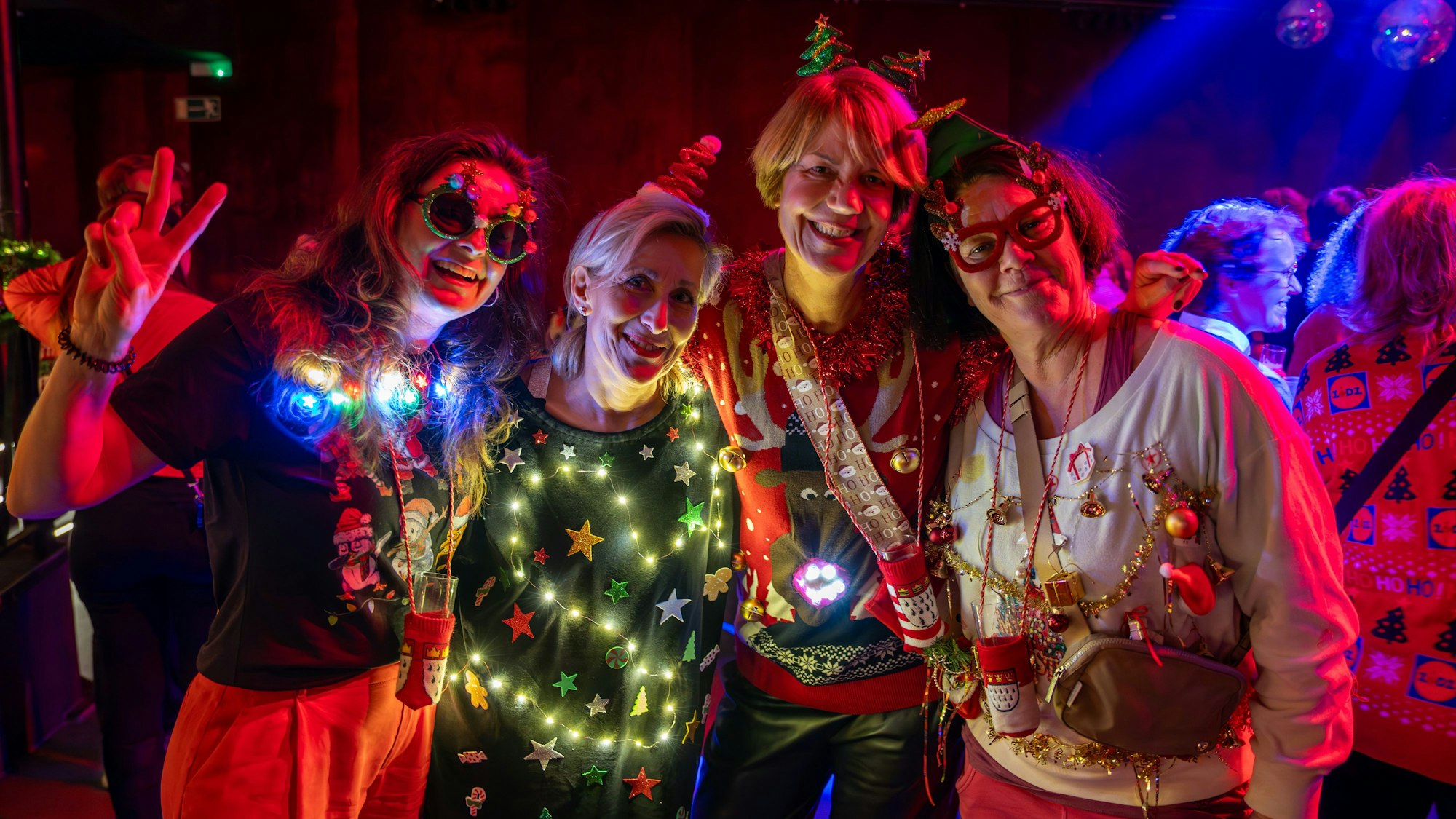 Anett, Vera, Ute und Kerstin haben für die "Ugly Sweater Party" gebastelt, statt sich fertige Weihnachtspullover zu kaufen.