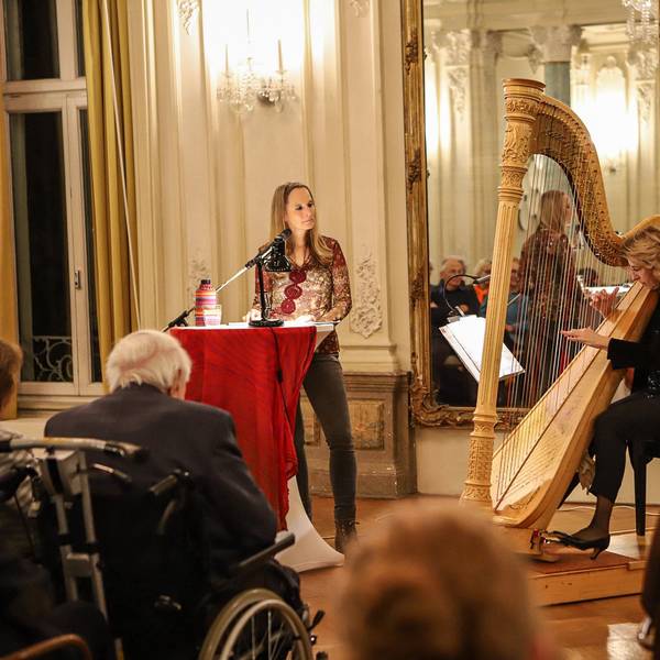 Harfenklänge und Literatur verschmelzen im Spiegelsaal des Schlosses Morsbroich zu einem einzigartigen Kunstwerk.