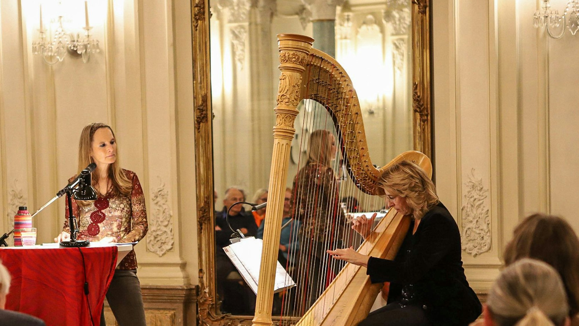 Harfenklänge und Literatur verschmelzen im Spiegelsaal des Schlosses Morsbroich zu einem einzigartigen Kunstwerk.