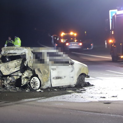 02.12.2023-Erst als die Flammen gelöscht waren sahen die Einsatzkräfte, dass zwei Menschen im Fahrzeug verbrannt waren. Das Fahrzeug brannte restlos aus. Der Unfall ereignete sich nur wenige 100 Meter hinter dem Autobahnanschluss Wesseling. Glasscherben und Fahrzeugtrümmer lagen bereits gut 200 Meter vor der Stelle, an der der Polo zum Stehen kam.