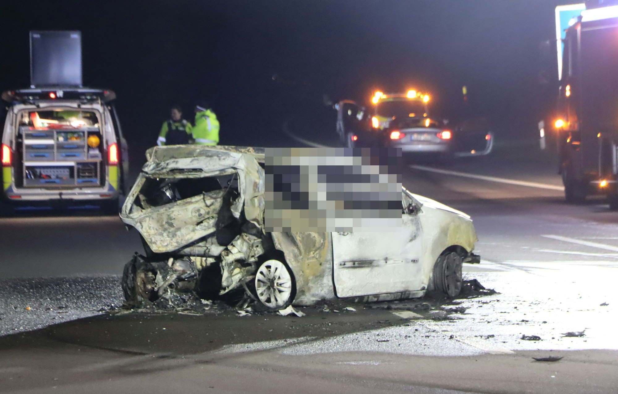 Zwei Frauen, eine Mutter mit ihrer erwachsenen Tochter, starben im Dezember 2023 bei dem Unfall auf der A555 bei Wesseling.
