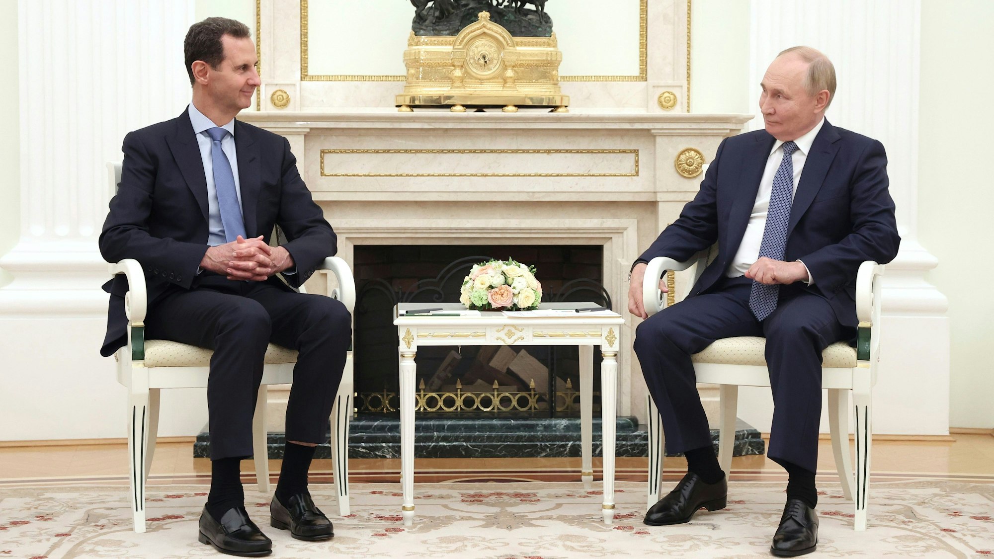 ARCHIV - 24.07.2024, Russland, Moskau: Der syrische Präsident Baschar al-Assad (l) spricht mit dem russischen Präsidenten Wladimir Putin während ihres Treffens. (zu dpa: «Experte zu Rebellen in Aleppo: «Viel hängt von Russland ab»») Foto: Valery Sharifulin/Pool Sputnik Kremlin/AP/dpa +++ dpa-Bildfunk +++