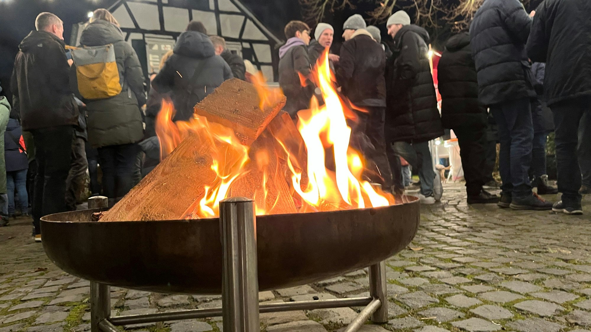 Rund um die evangelische Bartholomäus-Kirche in Lohmar-Wahlscheid hatten Krchen und vereinen den Weihnachtsmarkt gestaltet.