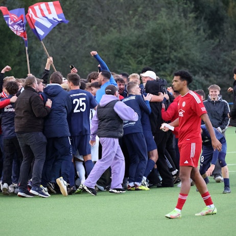 Fans und Spieler des TV Hoffnungsthal feiern den Kreispokaltitel gemeinsam