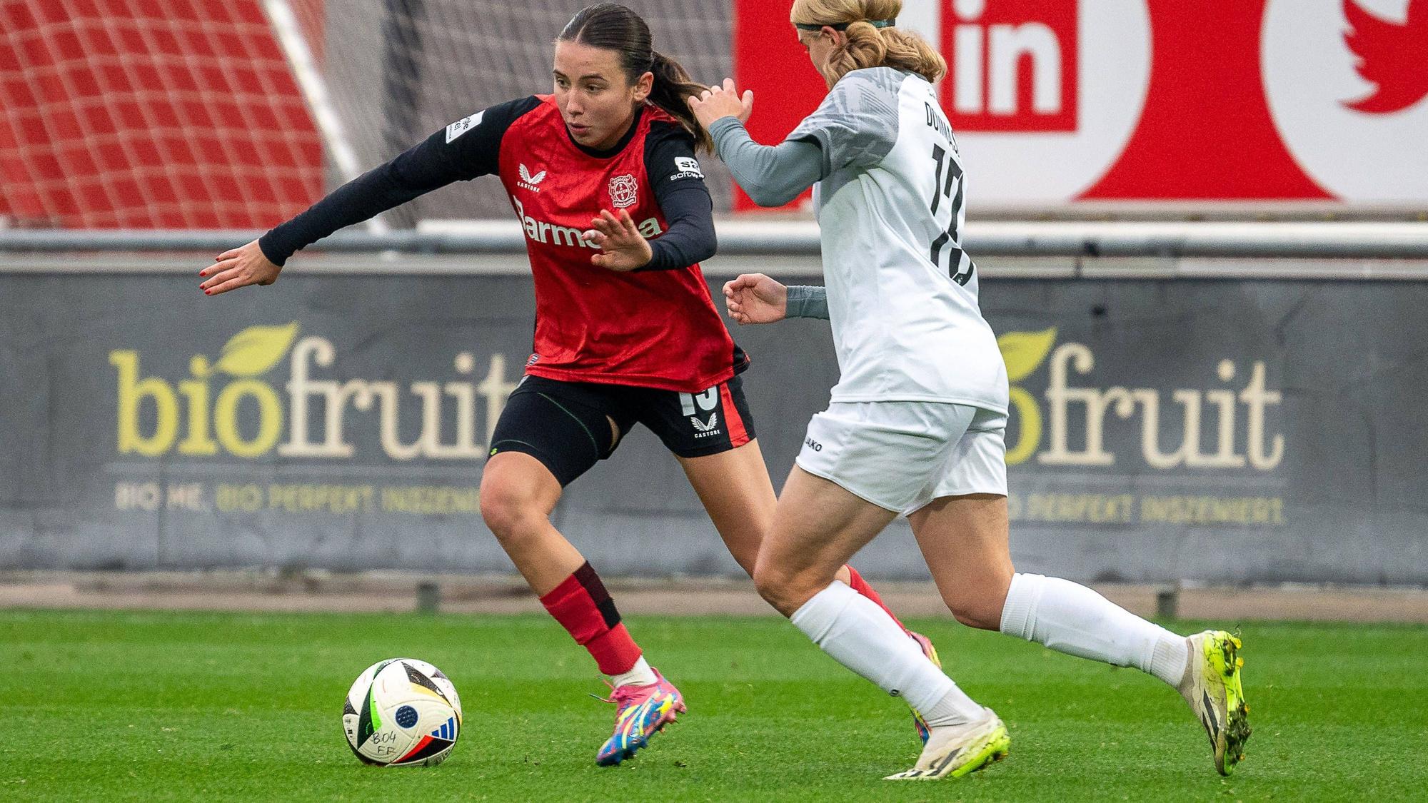 10.11.2024, Fussball: Google Pixel Frauen-Bundesliga, Saison 2024/2025, 09. Spieltag, Bayer 04 Leverkusen - 1. FFC Turbine Potsdam im Ulrich-Haberland-Stadion in Leverkusen. Zweikampf zwischen Loreen Bender Bayer 04 Leverkusen, 19 und Marike Dommasch 1. FFC Turbine Potsdam, 13. Wichtiger Hinweis: Gemaess den Vorgaben der DFL Deutsche Fussball Liga bzw. des DFB Deutscher Fussball-Bund ist es untersagt, in dem Stadion und/oder vom Spiel angefertigte Fotoaufnahmen in Form von Sequenzbildern und/oder videoaehnlichen Fotostrecken zu verwerten bzw. verwerten zu lassen. Foto: Kirchner-Media/TH *** 10 11 2024, Soccer Google Pixel Womens Bundesliga, Season 2024 2025, Matchday 09, Bayer 04 Leverkusen 1 FFC Turbine Potsdam at Ulrich Haberland Stadium in Leverkusen duel between Loreen Bender Bayer 04 Leverkusen, 19 and Marike Dommasch 1 FFC Turbine Potsdam, 13 Important note In accordance with the regulations of the DFL German Football League and the DFB German Football Association, it is prohibited to utilize or have utilized photographs taken in the stadium and / or of the match in the form of sequential images and / or video-like photo series Foto Kirchner Media TH Copyright: xKirchner-Media/THx